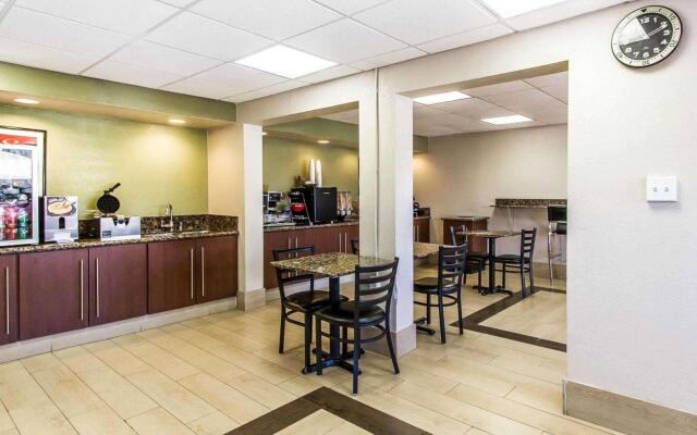 Econo Lodge And Suites Bricktown