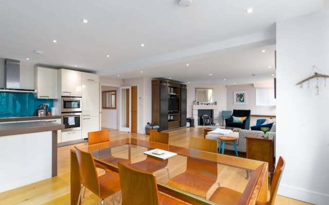 Spacious Apartment in Clapham Town by Guestready