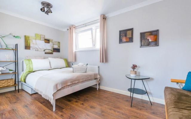 Bright, 3-bed House in Convenient London Location