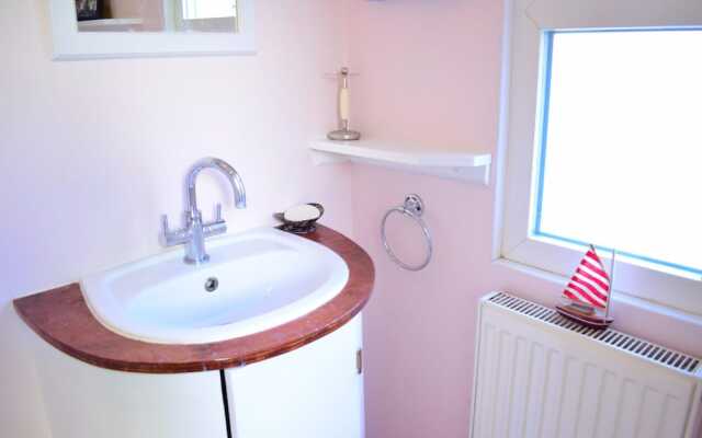 1 Bedroom Home With Private Garden in Barons Court