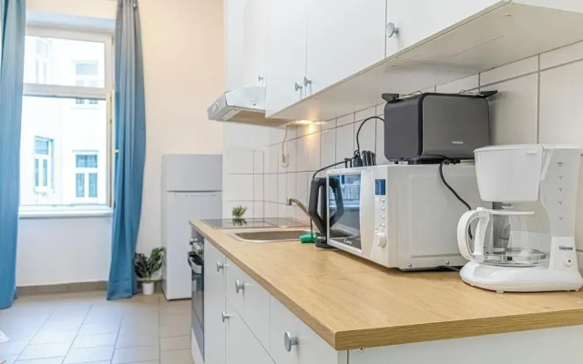 Elegant 2BR Apt Steps from Westbahnhof