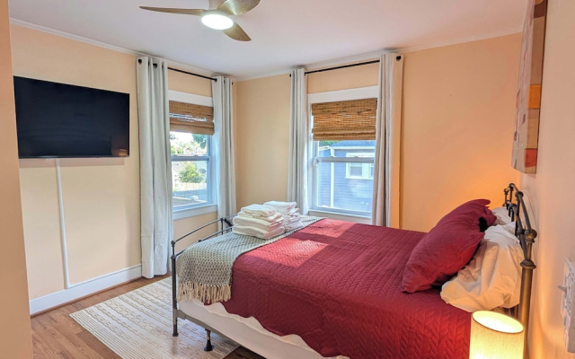 Stylish Durham Retreat - Walkable, Sleeps 6