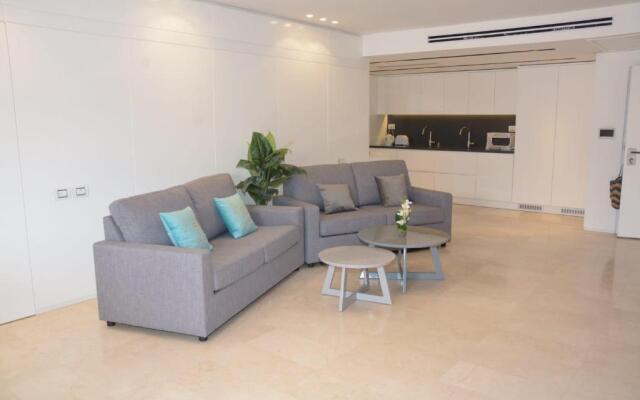 Renovated 3 Bedroom - Residence with Pool next the Beach