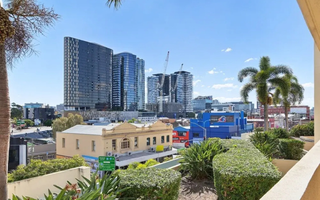 Inner-city 1-bed With Pool & Spa