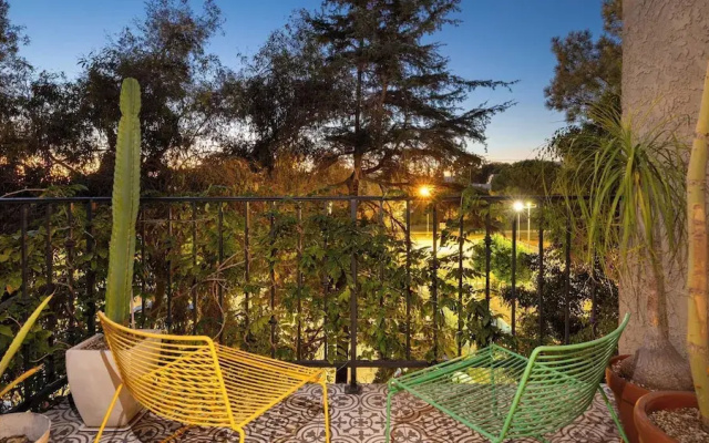 Spanish Revival Charm in Silver Lake w/ Patio, BBQ & Walkable Location Maltman Manor by Avantstay