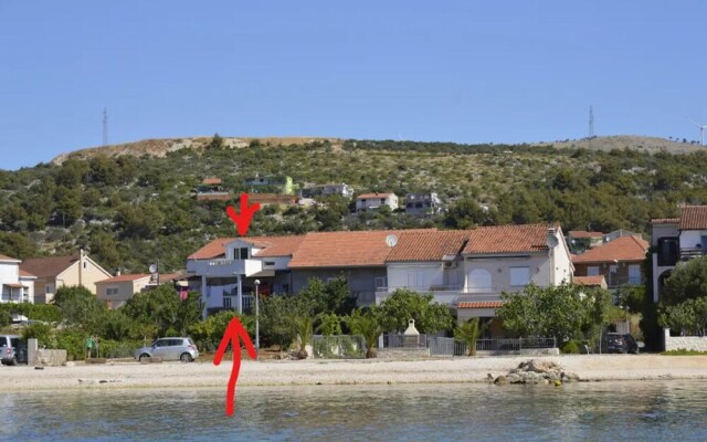 Beachside Apartment - Sleeps 5, Parking & Views