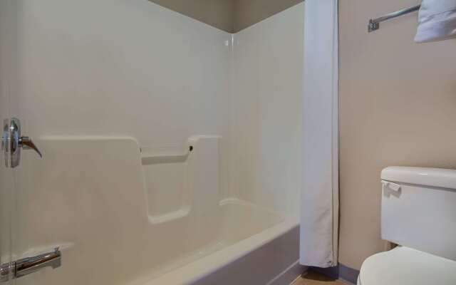 Super 8 by Wyndham Charles City