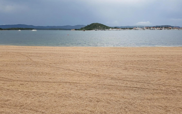 Beach apartment VAMI with sea view