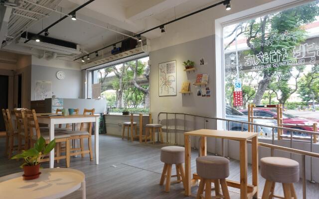 Corner Hostel & Cafe