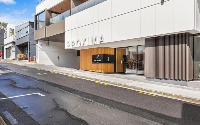 Stylish Apt+Balcony+Full Amenities Zodiak Stays