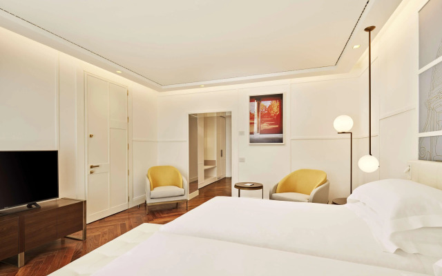 De Bonart Naples, Curio Collection by Hilton