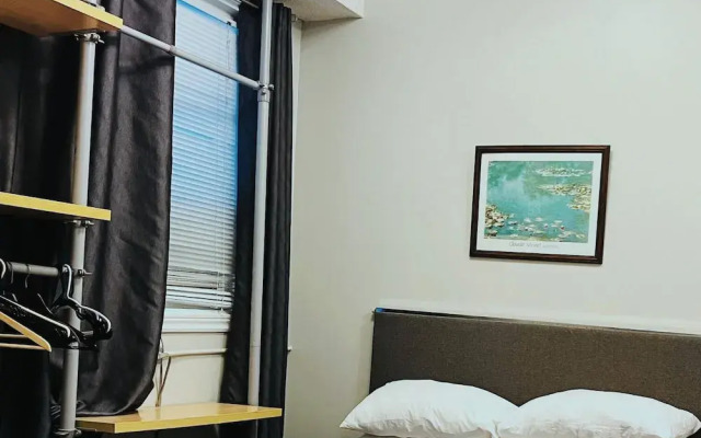 Moe's Suite Hotel