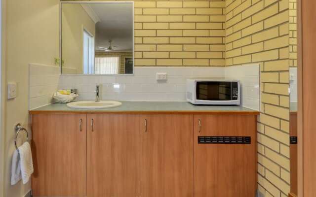 Riverland Motor Inn & River's Restaurant