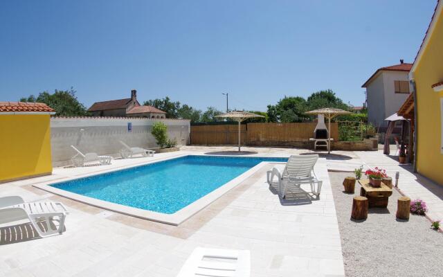 Detached House at Country Side, Fenced Private Garden Ideal for 2 Fam, Wifi