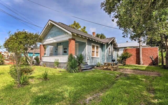 2 Mi to Beach & Seawall: Quaint Home in Galveston!