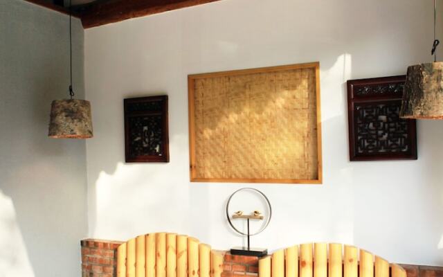 Carpenter's Rustic Courtyard-Great Wall