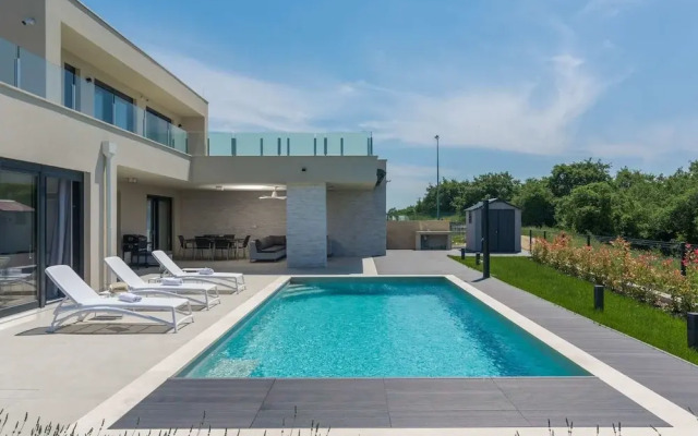 Wonderful Villa With Swimming Pool and Wellness