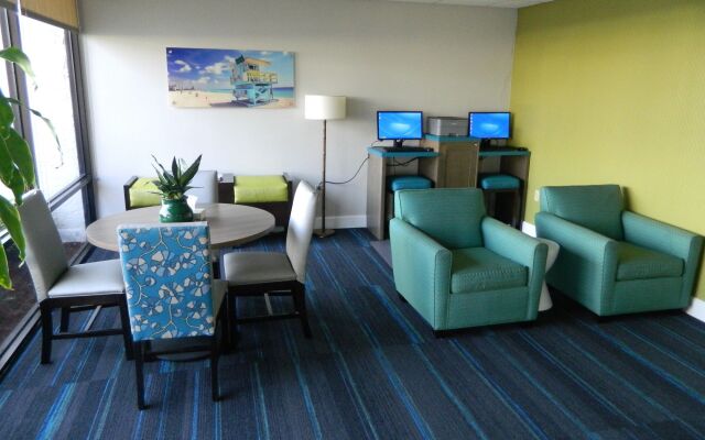 Tropical Winds Oceanfront Hotel