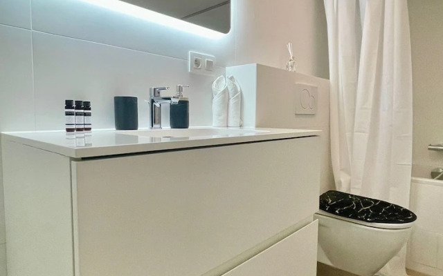One Lux Stay Near Antwerp Central - Studio Apartment