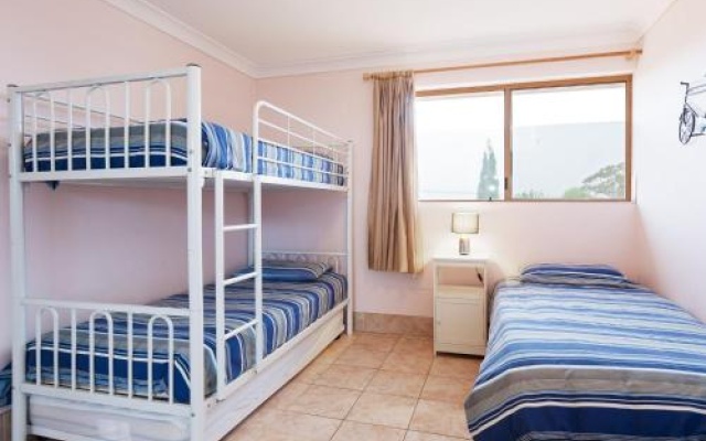 3 'Frangipani', 30 Leonard Avenue - Great Townhouse With Air Con – Guest Rooms – Shoal Bay