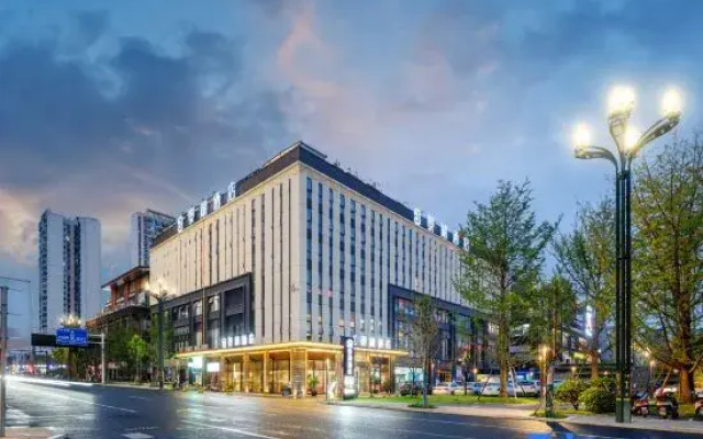 Yibin Jinghu Hotel
