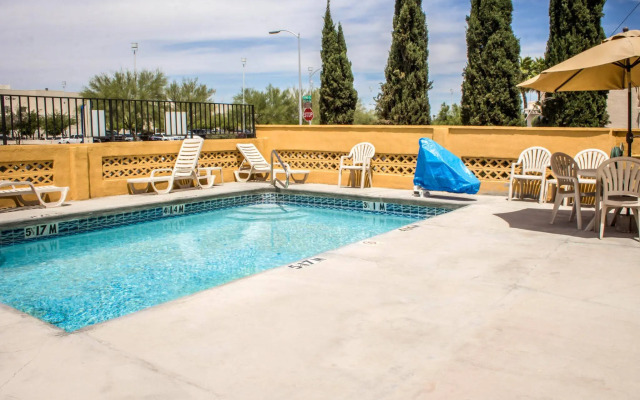 Econo Lodge University