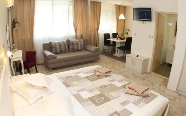 Studio Apartments Mirakul