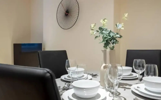 Contemporary One Bedroom Flat by Sojo Stay