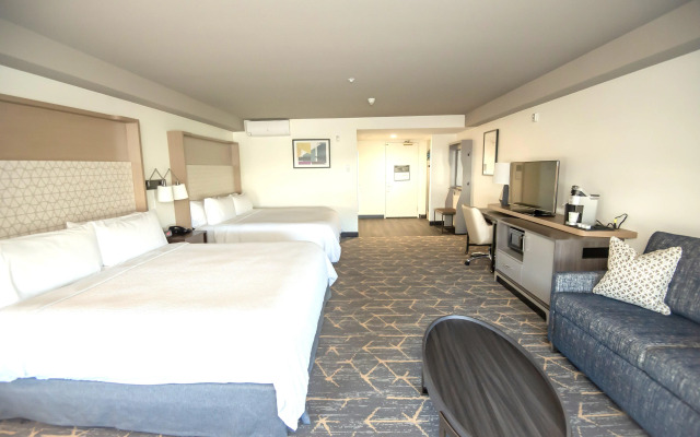 Holiday Inn & Suites Oakland Airport by IHG