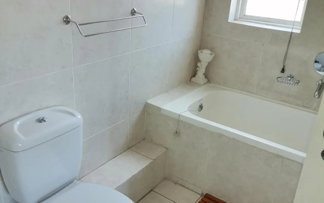 Arkenstone Frys Guesthouse And Restaurant