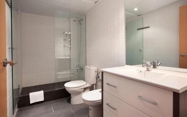 Spacious Apartment for Families Near Park Guell