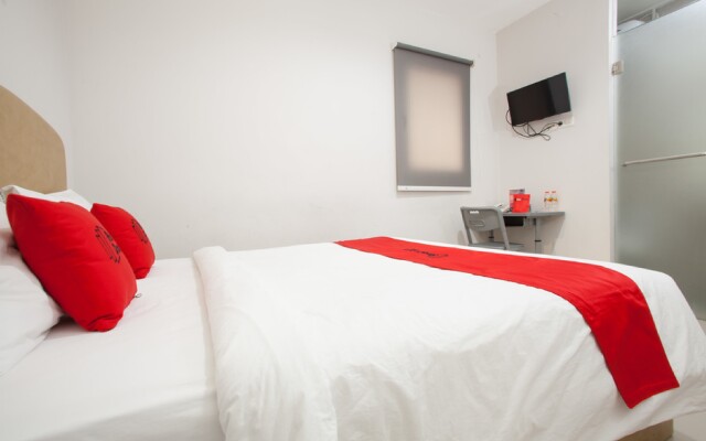 RedDoorz near Pasar Turi Station