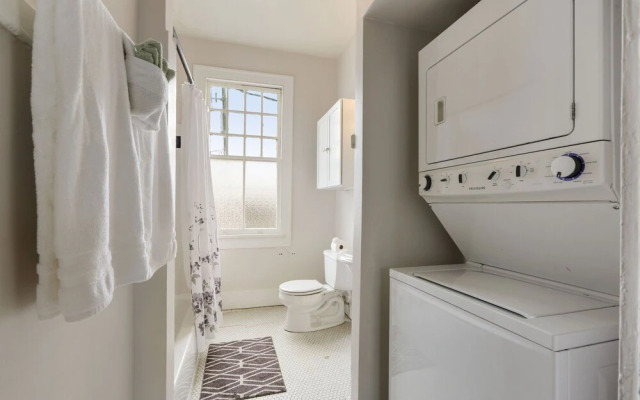 Freret Apartments near Street Car & Tulane