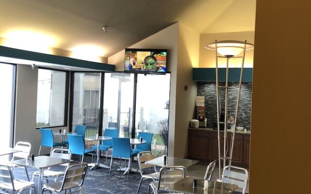 Clarion Inn & Suites US 65 & Battlefield Road