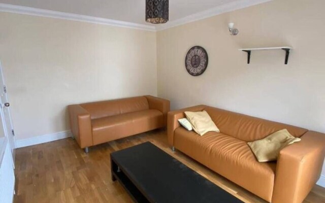 Charming 6-bed House in Reading With Parking
