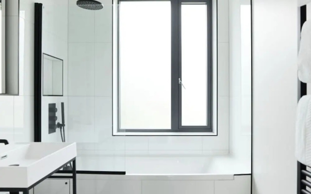 The Brondesbury Hideaway - Stylish 3bdr Flat With Balcony Parking