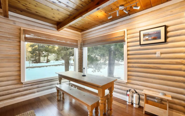 Augies Authentic Log Cabin! Pets Welcome!