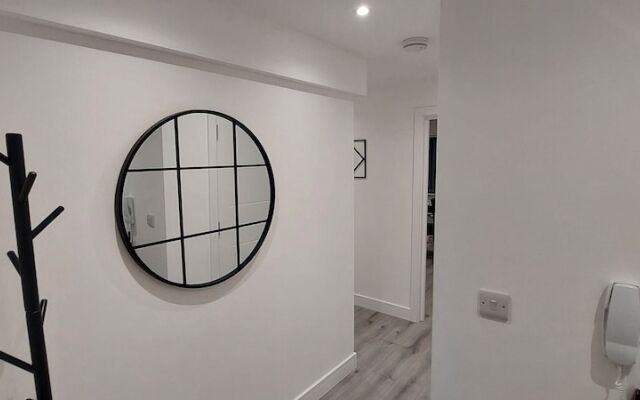Modern 3 Bedrooms Apt. 01 - Camberley