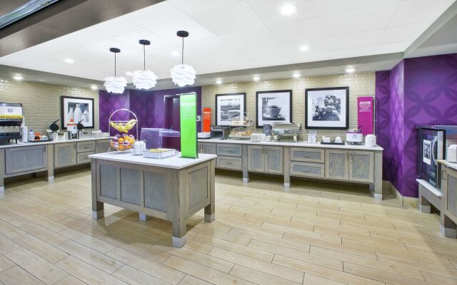 Hampton Inn & Suites Oakwood Village-Cleveland