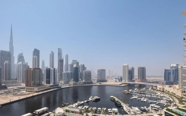 Luxurious 2BR w/ Waterfront and Burj Khalifa View