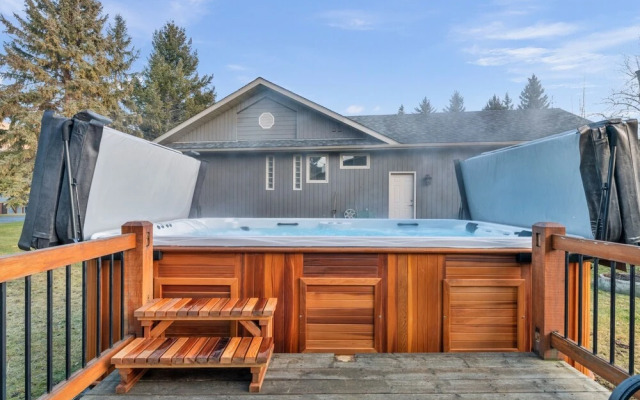 SPACIOUS 3,000 sq2 Luxury Home | PRIVATE Pool & Hot Tub | STEPS to Kinsmen Beach