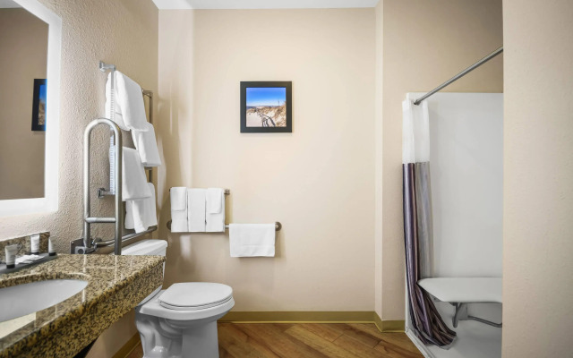 La Quinta Inn & Suites by Wyndham Stonington-Mystic Area