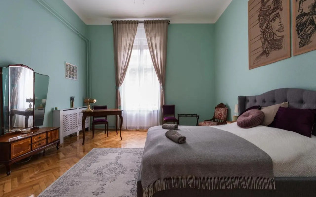 Eclectic Luxury & Spacious 2BR AC Apt in Center