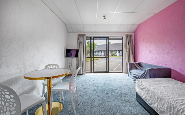 Oakwood Manor Motor Lodge