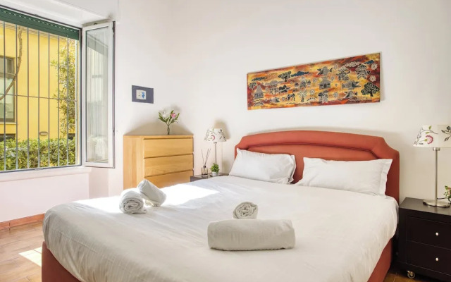 Adorable flat near centre