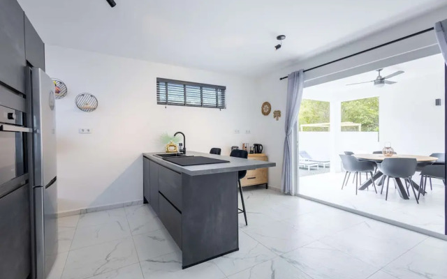 Modern Garden Villa Near Jan Thiel Mambo