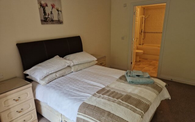 2 Bed Flat - Sleeps 4 - Parking - Wifi
