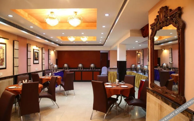 OYO 13052 Hotel Conclave Inn