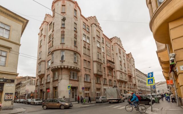 Supercentral Spacious Apartment