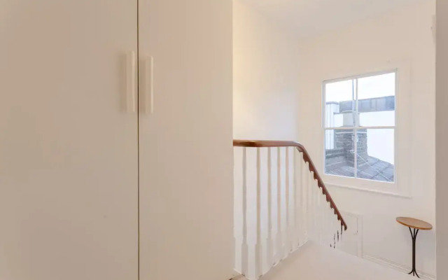 Beautiful 4 Bedroom London Riverside House